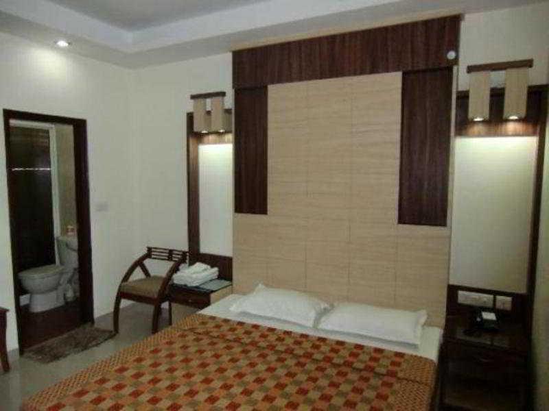 Hotel Aster Inn New Delhi Extérieur photo